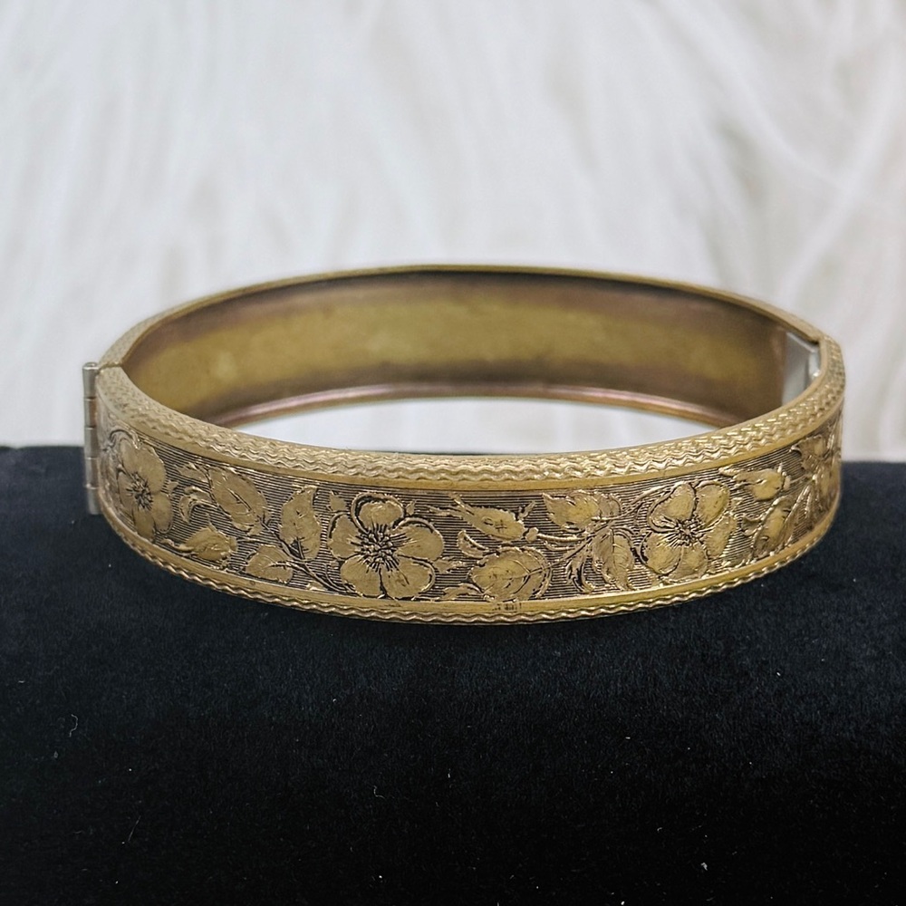 Elegant Floral Gold-Tone Women's Bangle Bracelet - Picture 6 of 10